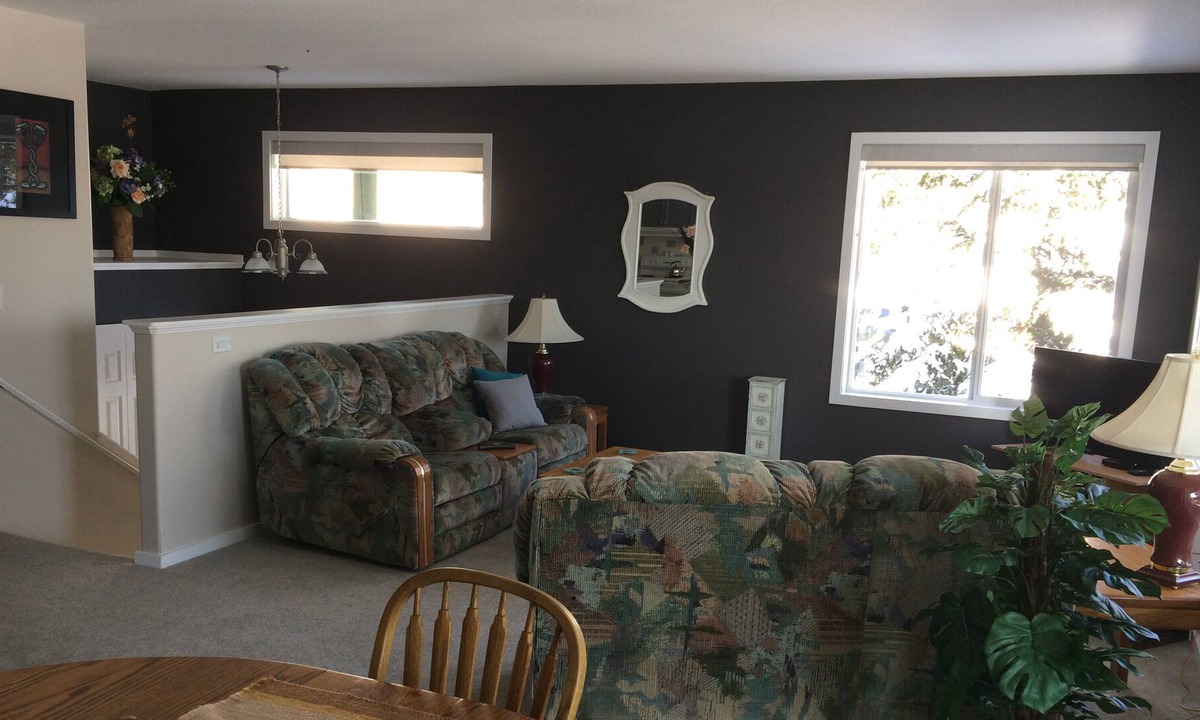 Invermere House | Wolf Den , a quiet and charming mountain getaway !!