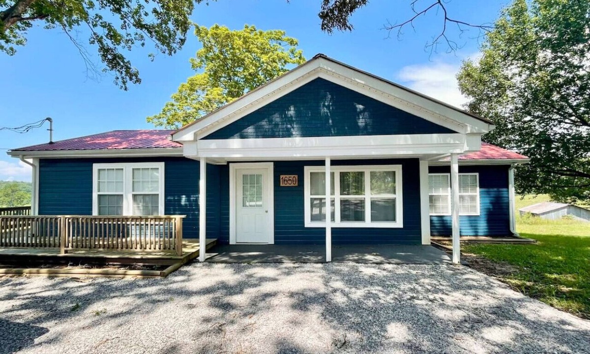 Albany House | Wolf River Getaway-close to dock