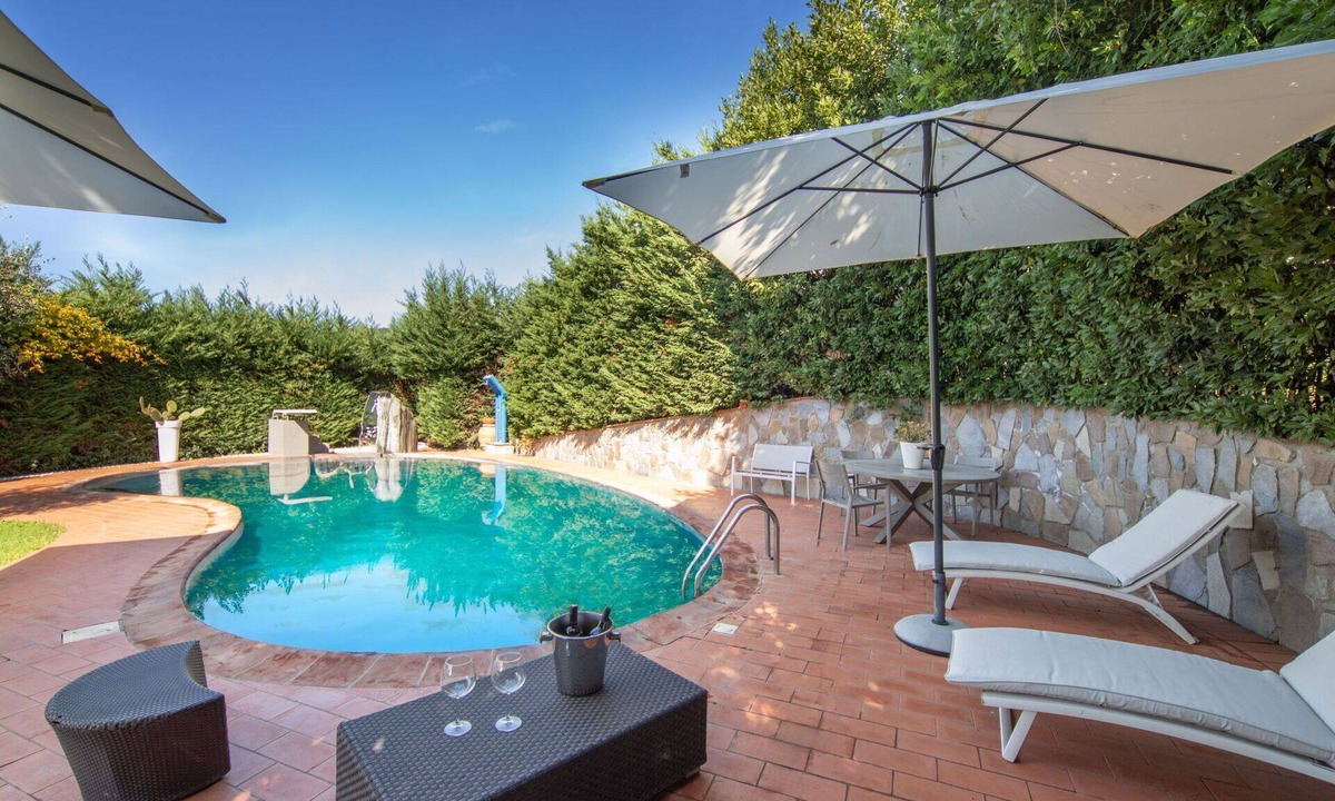 Terranuova Bracciolini Villa | Wonderful private villa for 10 guests with A/C, WIFI, private pool, hot tub and panoramic view