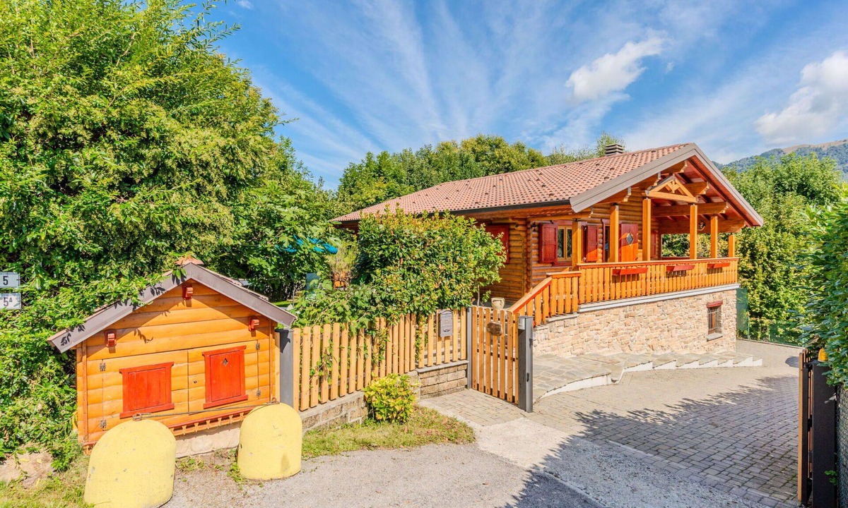 Centro Valle Intelvi House | Wonderful private villa for 5 guests with hot tub, WIFI, TV, patio and pets allowed