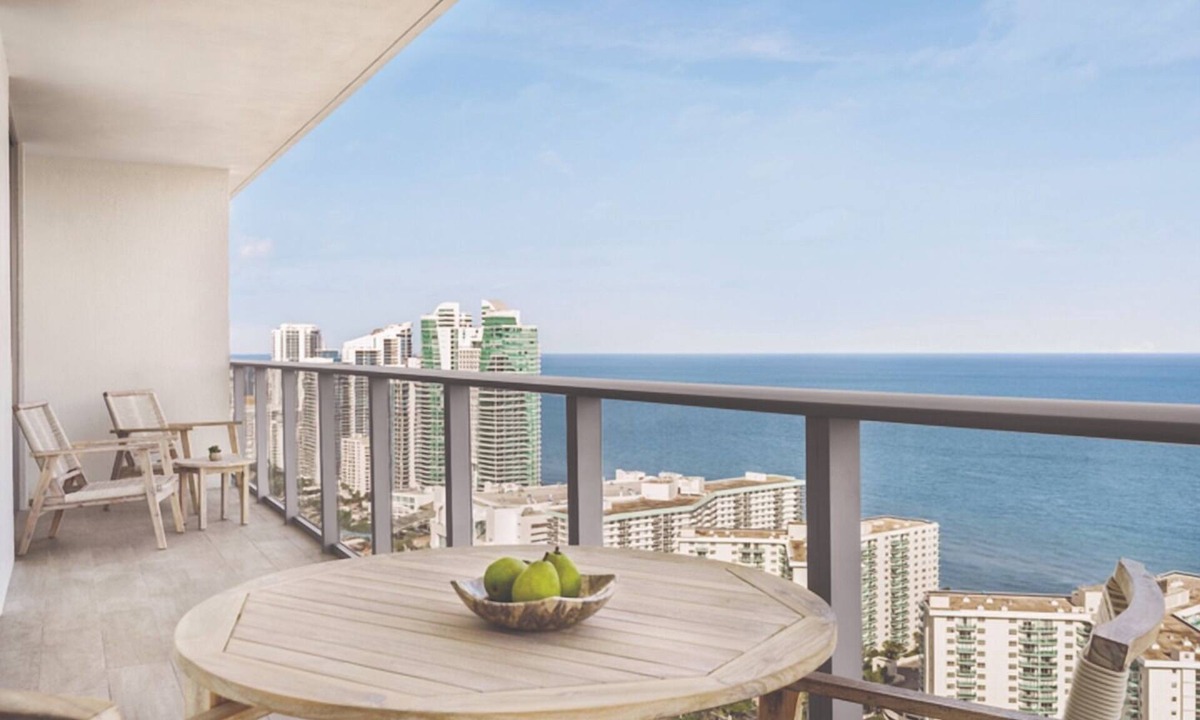 Hollywood South Central Beach Apartment | Wonderful Place To Stay! 2 Classy Units, Onsite Pool, Near West Lake