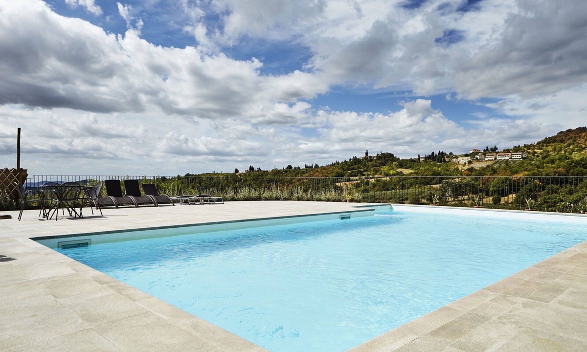 Capolona Villa | Wonderful private villa for 18 people with WIFI, private pool, TV and pets allowed, close to Are.