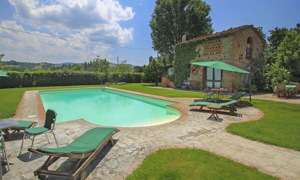 Laterina Villa | Wonderful private villa for 4 people with WIFI, pool, TV, patio and pets allowed, close to Arezzo