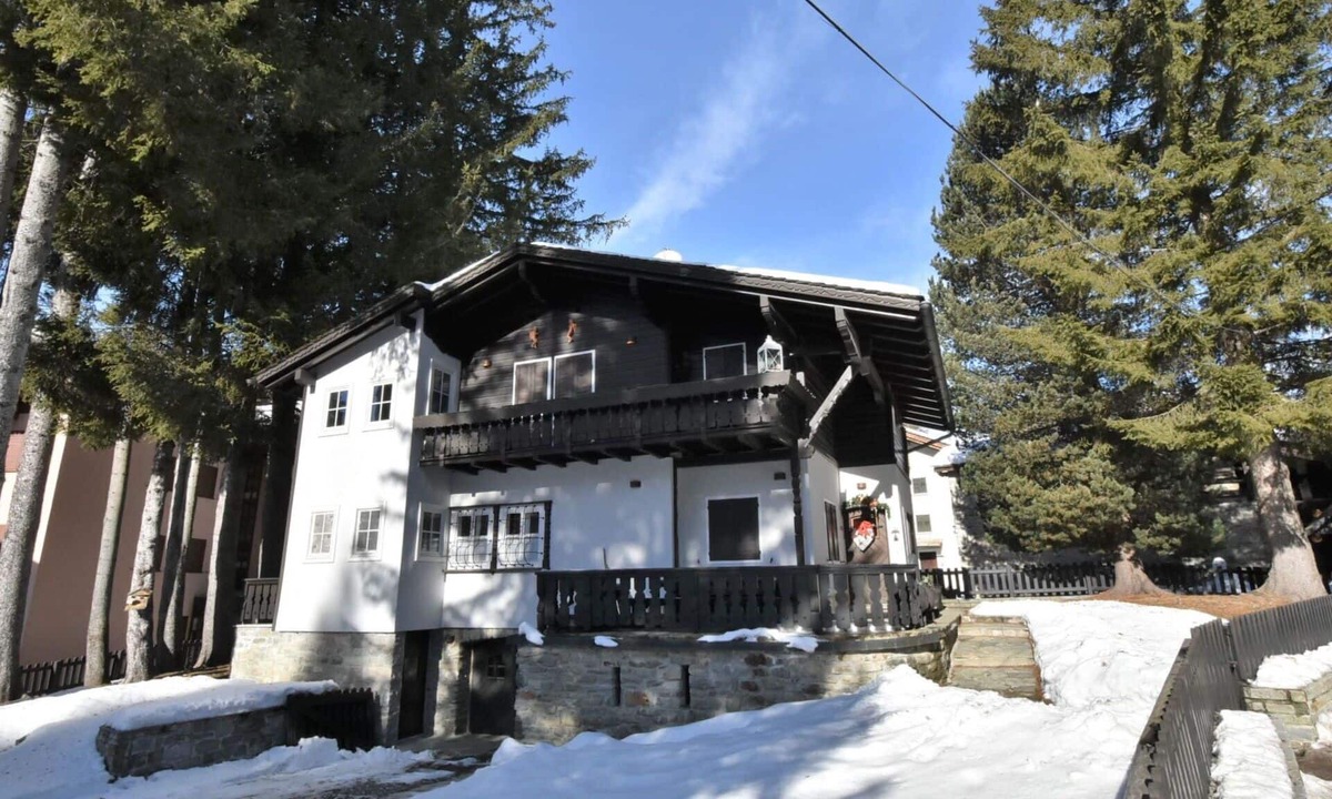 Valtellina House | Wonderful private villa for 9 people with hot tub, WIFI, TV, balcony and pets allowed