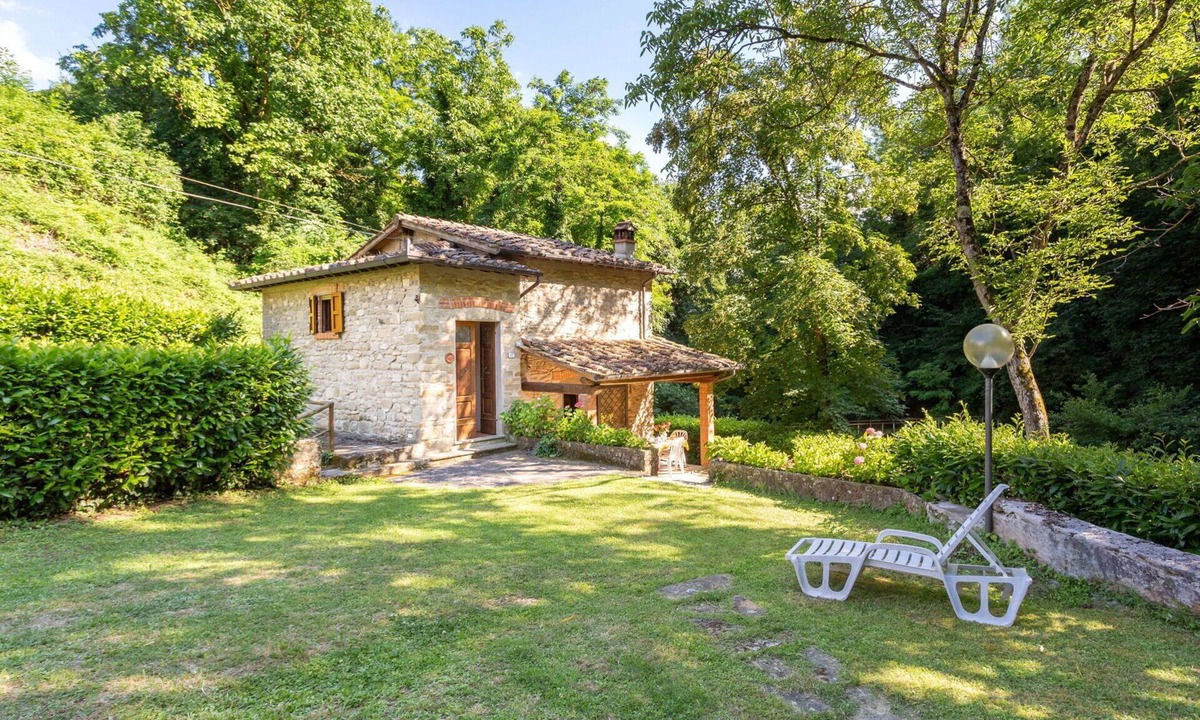 Molezzano Villa | Wonderful private villa for 4 people with WIFI, TV, patio and pets allowed