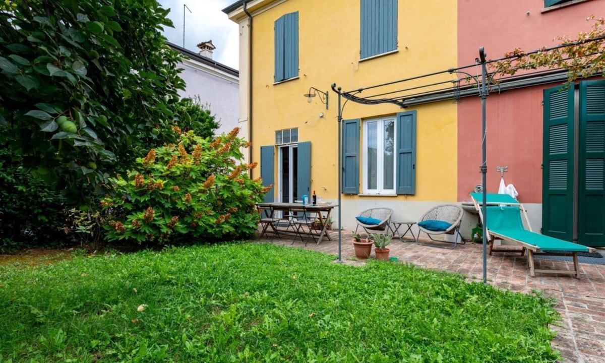 Oltretorrente Apartment | Wonderful villa, divided over two floors, with garden. Independent entrance.Basement with laundry area.It comfortably accommodates 6 guests in 100 m2 of space with three bedrooms and two bathrooms.LIVING AREA: living room with double sofa bed, 32 TV, si