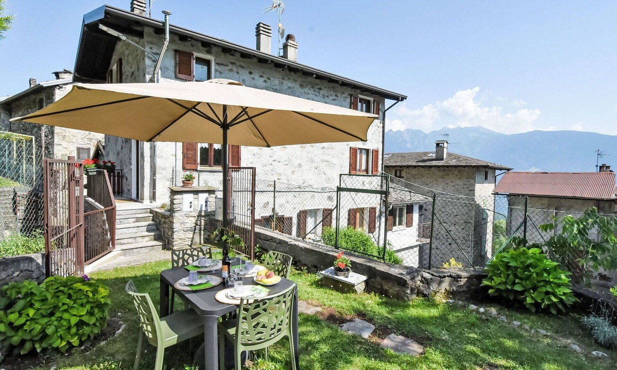 Valtellina Apartment | Wonderful villa for 7 people with WIFI, TV, balcony and pets allowed