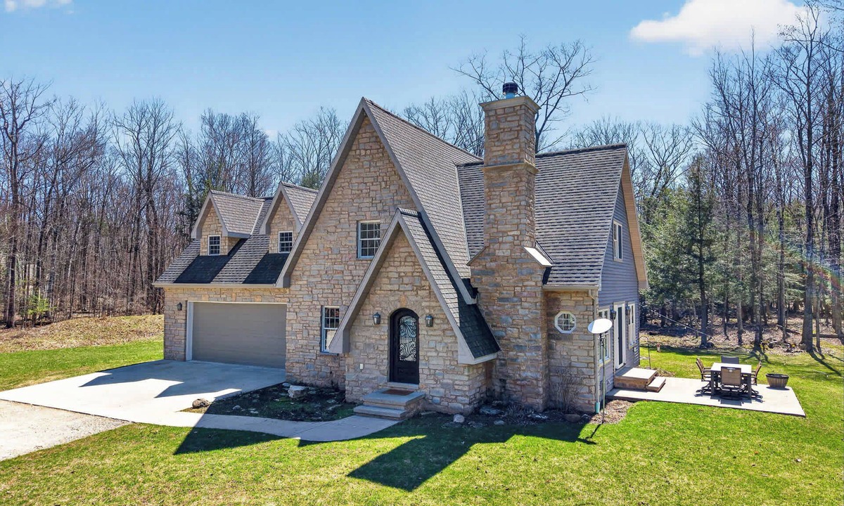 Sturgeon Bay House | Wooded Egg Harbor Escape: Pinball, Bunks, Privacy