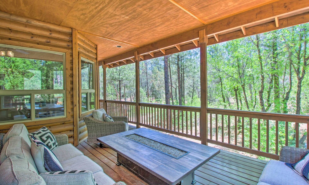 Sierra Pines Cottage | Wooded Hideaway! Spacious Show Low Log Cabin