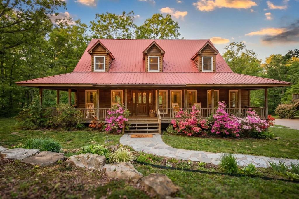 Rising Fawn House | Wooded Retreat with game area and hot tub
