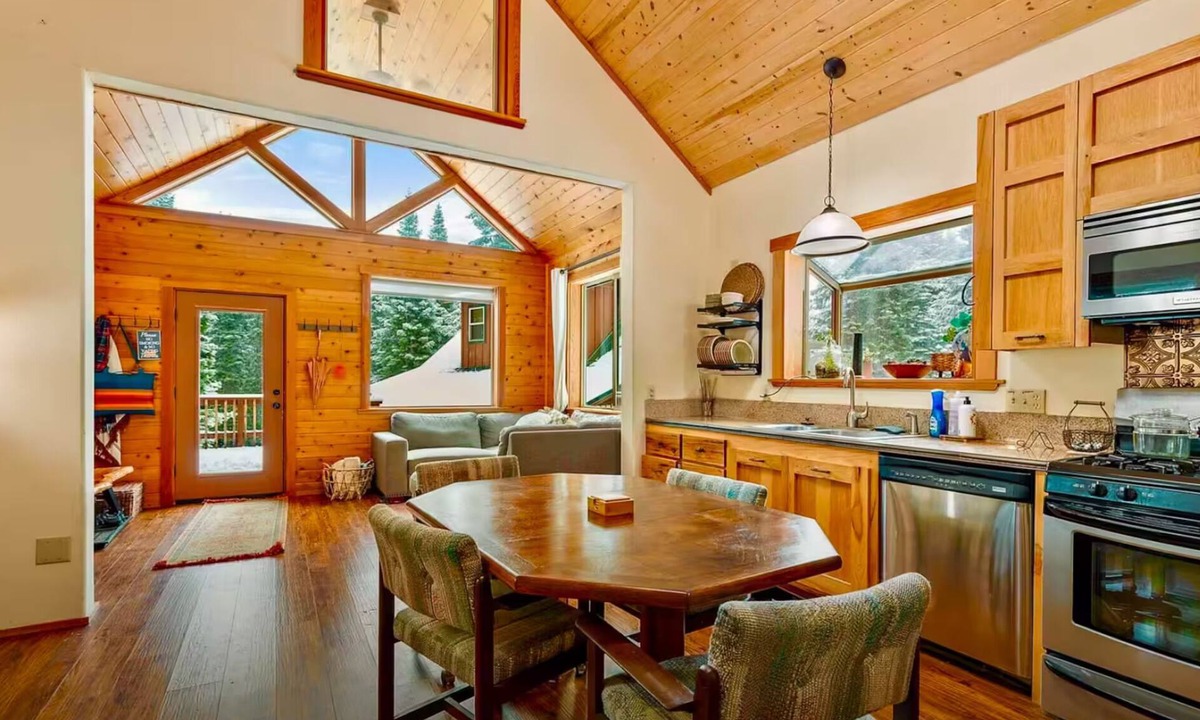 Ashland Cabin | Woodlake Retreats Cozy Cabin + decks and firepit