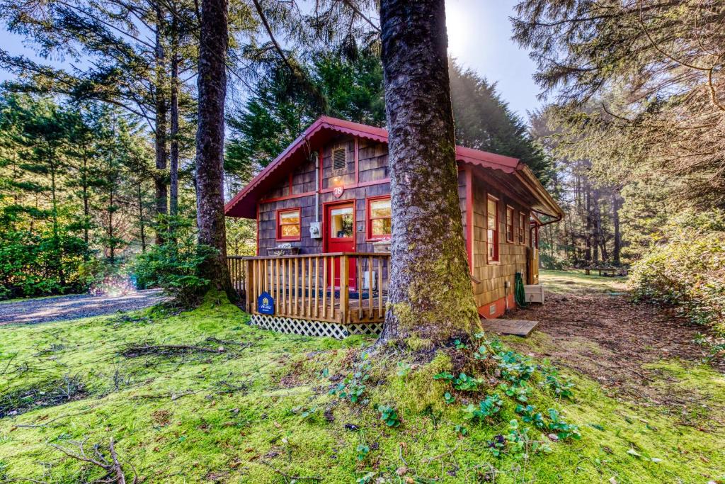 Tillicum Beach House | Woodland Cottage by the Sea