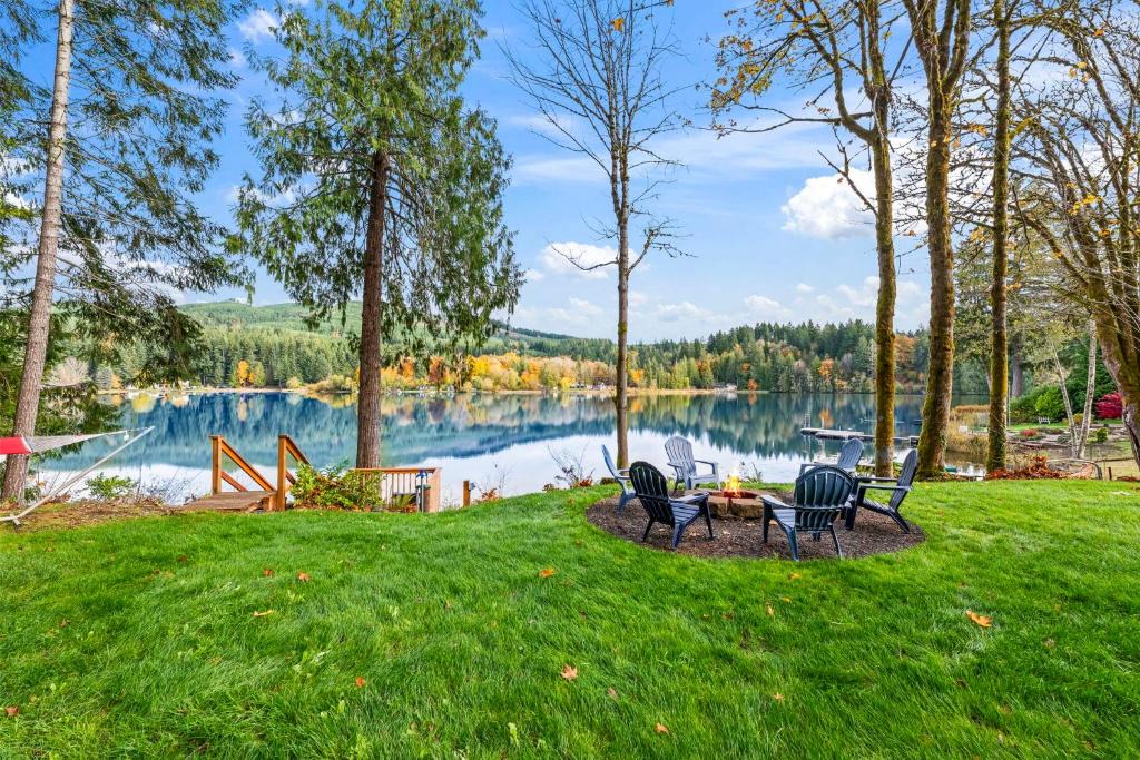 West Hills House | Woodland Escape on Mission Lake-Worldcup Fan Zone 30 min drive