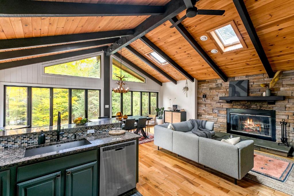 Jewett Ski Chalet | Woodpecker House - Mountain retreat with hot tub - 10 min to skiing in Hunter & Windham