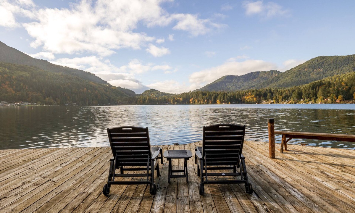 Port Angeles Cabin | Woods and Wakes Retreat Hot Tub & Lake Views