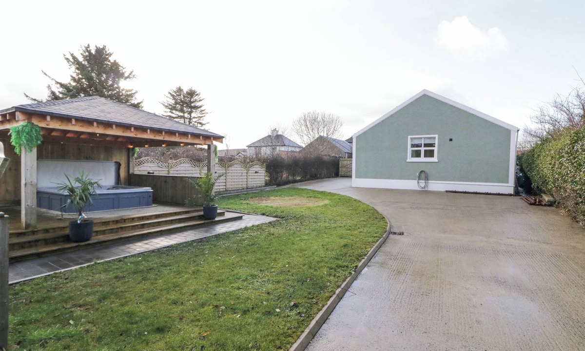 Coleraine Cottage | WOODSIDE GUEST HOUSE, family friendly, with hot tub in Castlerock