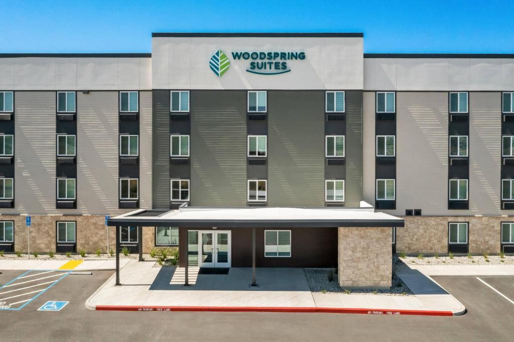 Manteca Hotel | WoodSpring Suites Manteca - Stockton South