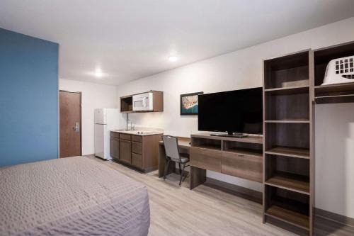 Madison Heights Hotel | WoodSpring Suites Detroit Madison Heights
