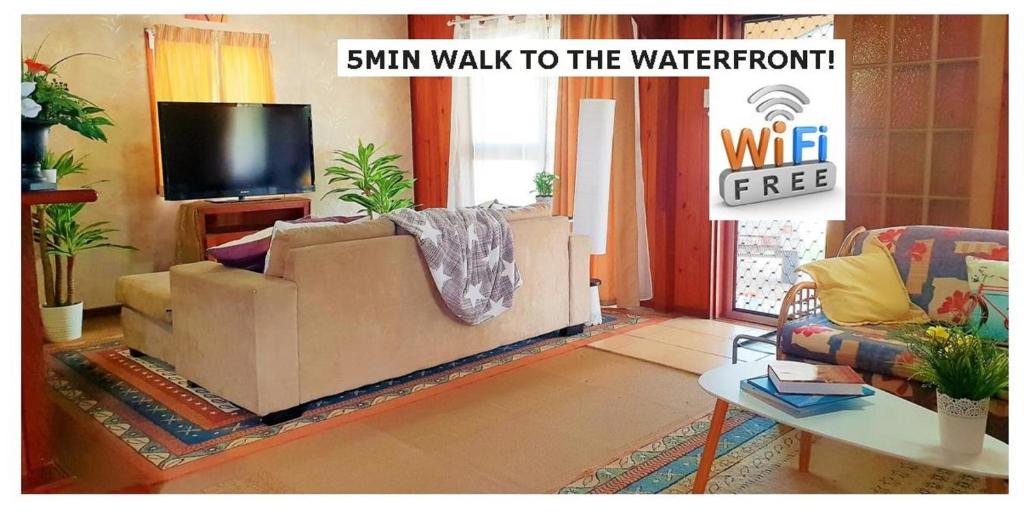 Woody Point House | WOODY Pt - AMAZING 1970's SHARE HOUSE BY THE SEA-4 rooms available!