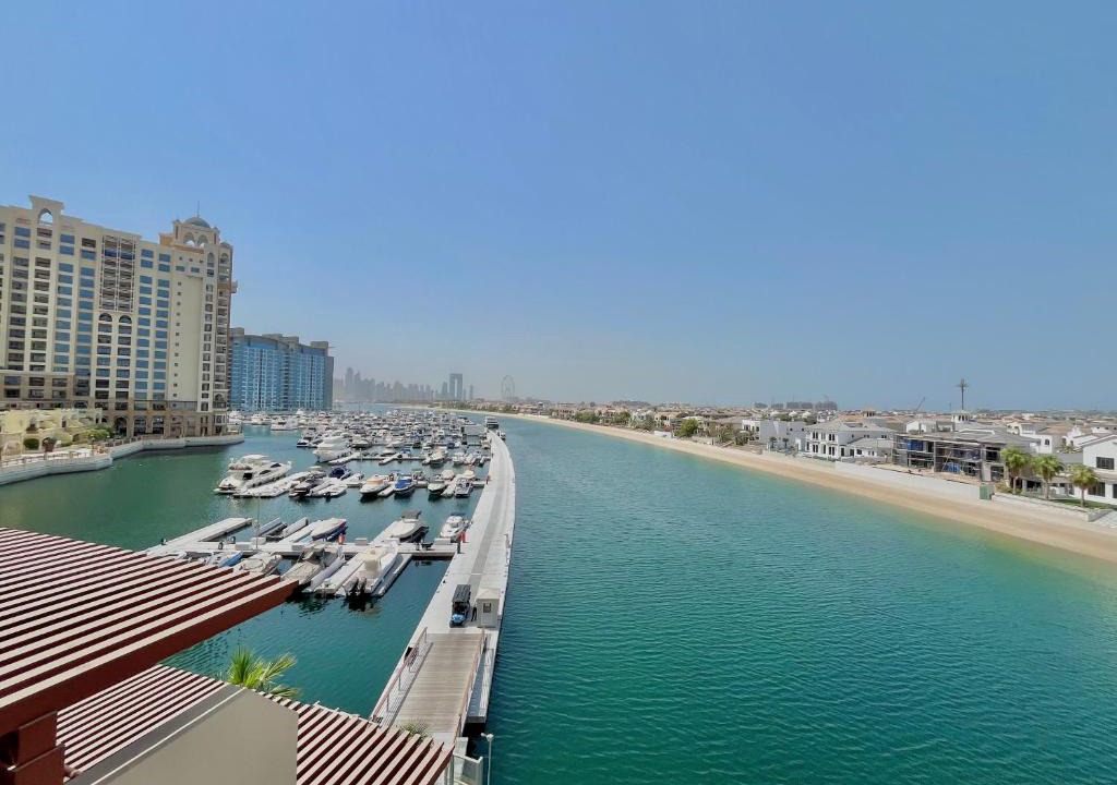 Palm Jumeirah Apartment | Work from Palm I Weekly Deal I Fast WiFi 318