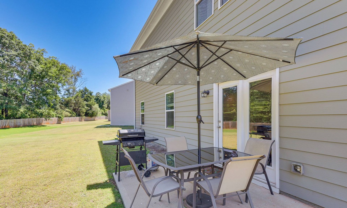 Hoschton House | Work & Play! Peaceful Extended Stay in Hoschton
