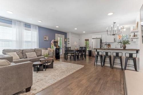 Boiling Springs House | Work & Play Retreat Sleeps 7 BBQ, Arcade & Fresh Eggs
