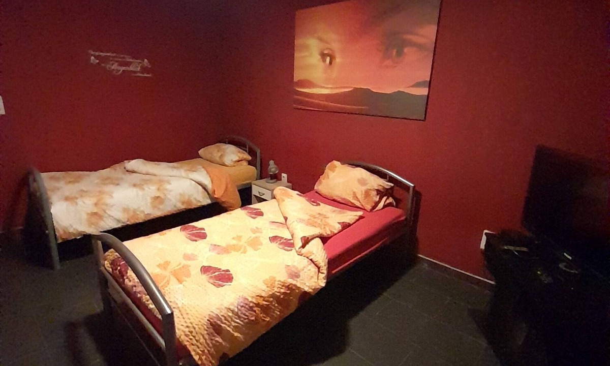 Pirmasens Apartment | Worker's quarters with 3 single beds, a kitchen, and a bathroom; Wi-Fi