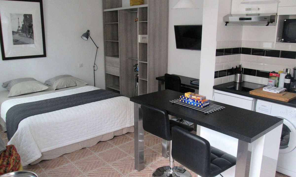 Maisons-Laffitte Apartment | WORKSHOP, independent studio on private courtyard PARIS center 20 minutes by RER A