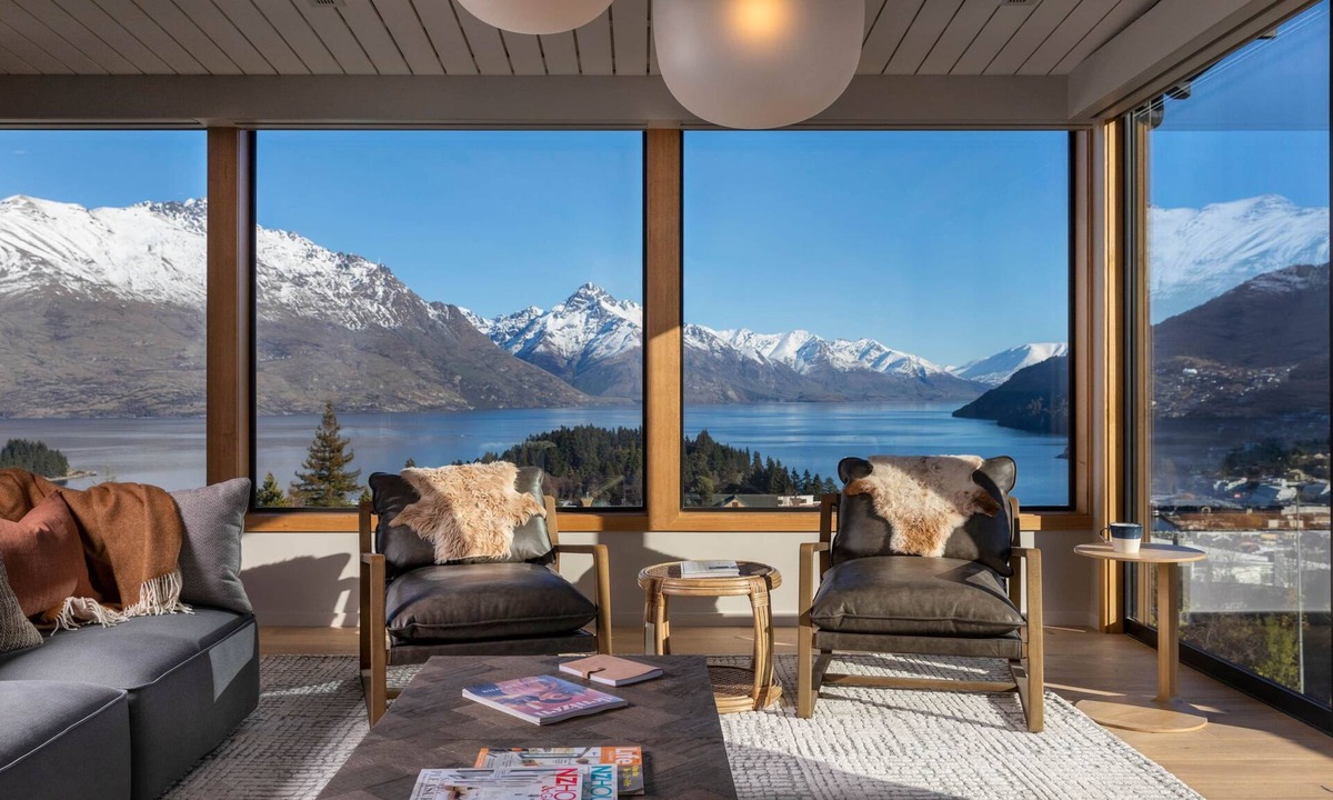 Queenstown City Centre House | World class, new, stunning views & fitout