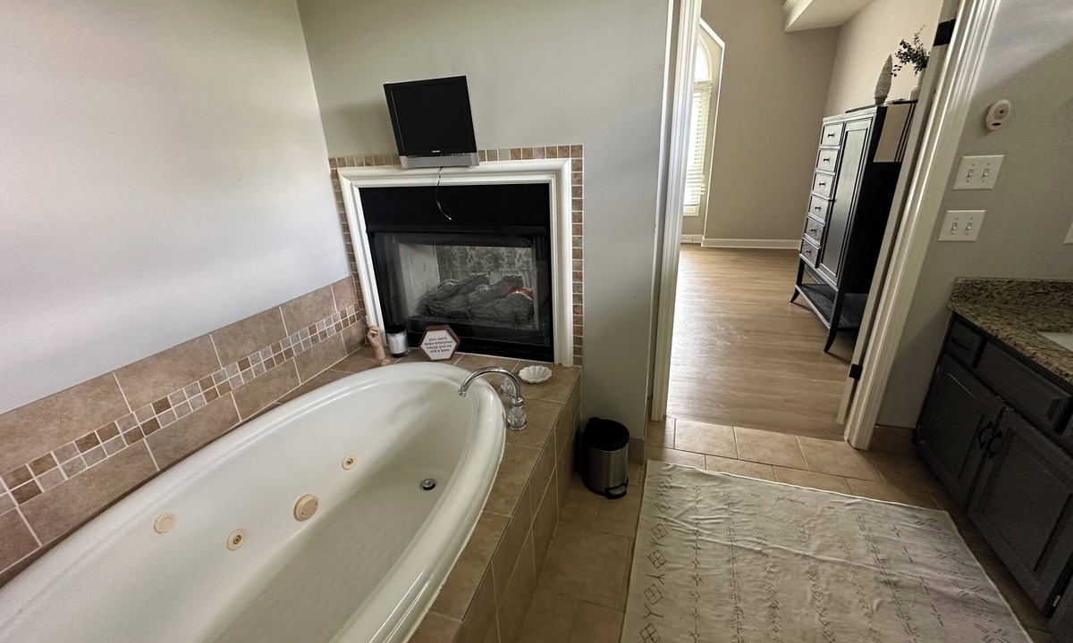 Lee's Summit House | World-Class, World Cup Stay in 5-bedroom Longview 4400 sq ft, 12 mi to Arrowhead