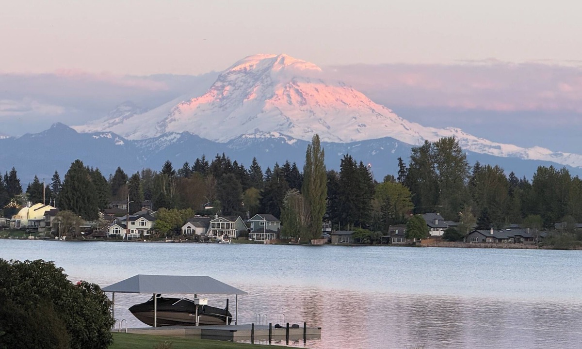 Covington Apartment | World Cup Base. Lakefront Home with Sweeping Mountain Views