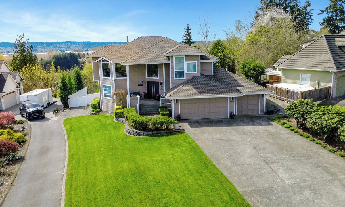 Edgewood House | World Cup Basecamp w/Luxe Mtn Views in Edgewood. Close to transit. Sleeps 6-9.