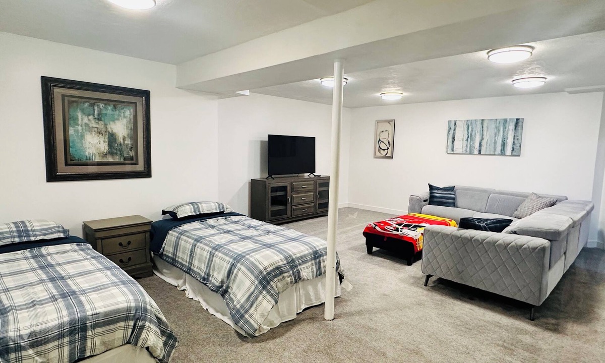 Liberty Apartment | World Cup basement suite near KC-Private Entry