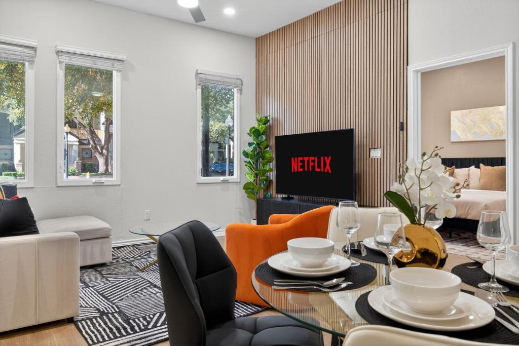 Cityplace Apartment | Worldcup Ready Beautifully Furnished One Bedroom Apartment in the Heart of West Village Dallas with Pool and Free Parking