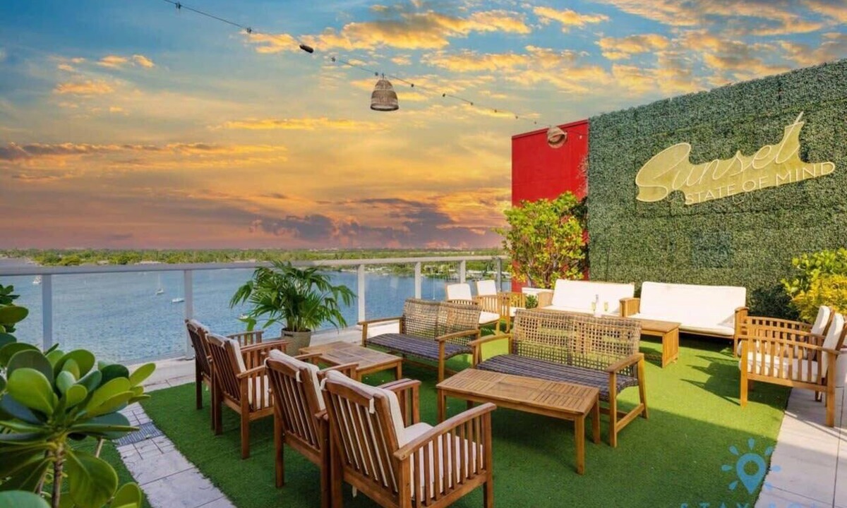 Hollywood Condo | Worth Traveling| Hot tub & Unique Rooftop Pool