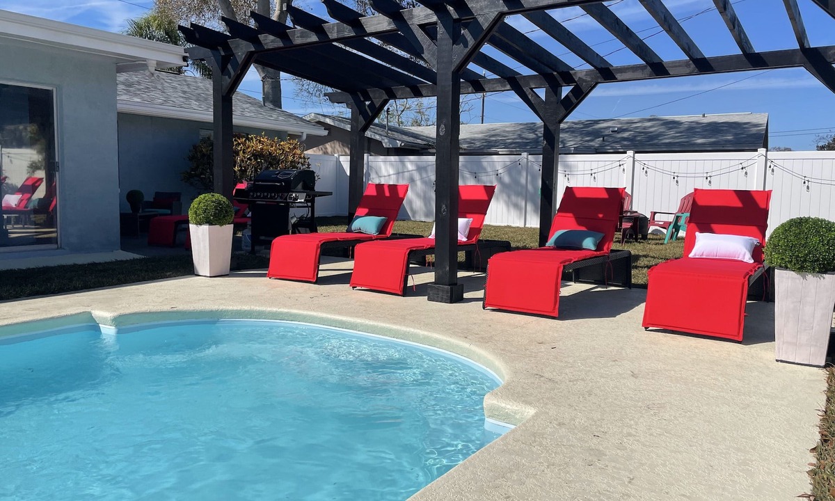 Seminole House | ☀️WOW☀️ UPDATED with HEATED POOL & HOT TUB HOME 5 MIN TO BEACH 3BD 2BA 2 KING BEDS