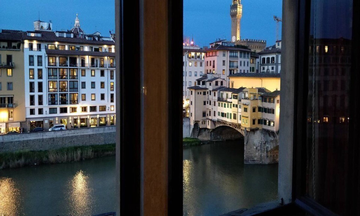 Oltrarno Apartment | WOW! WHAT A VIEW! FACING THE RIVER AND THE OLD BRIDGE!