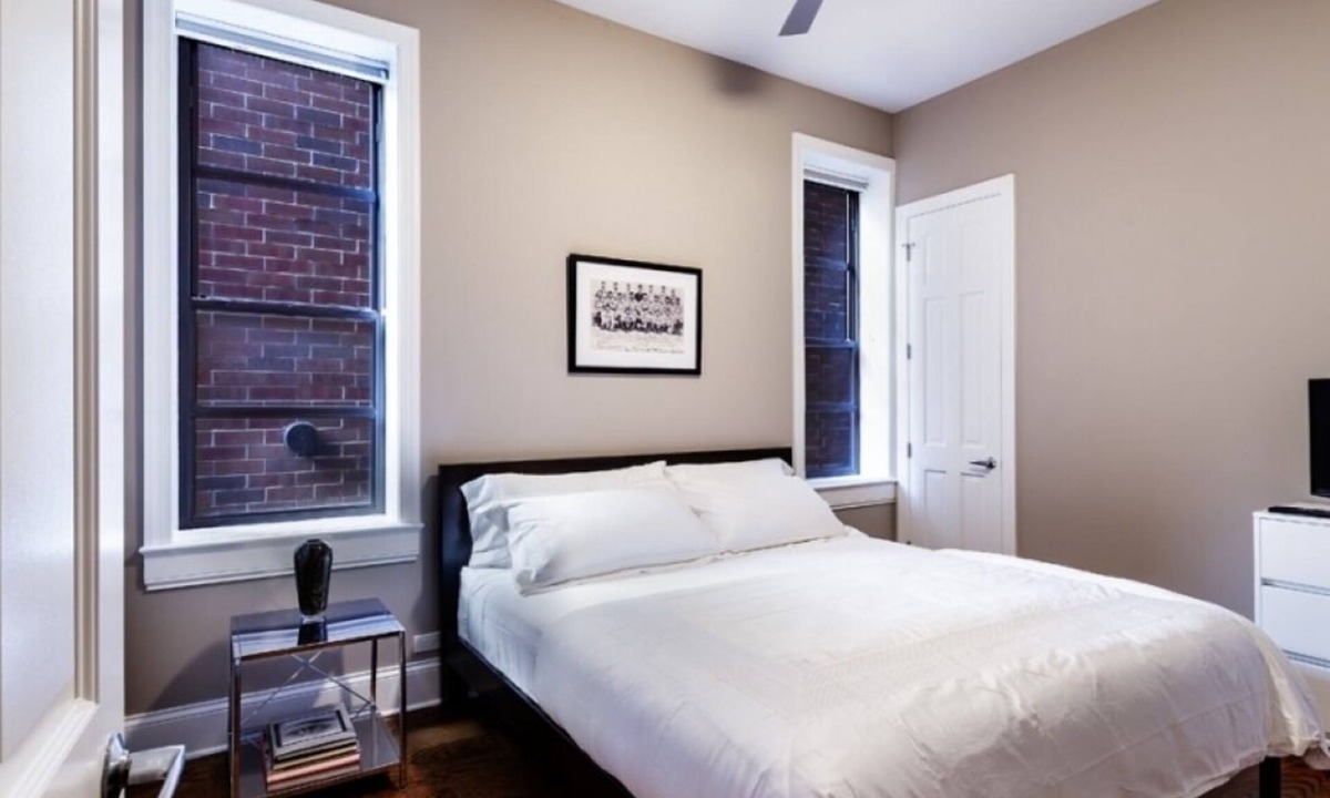 Lakeview Condo | Wrigley Field Home Run 4 Bedroom, 2 Bathroom