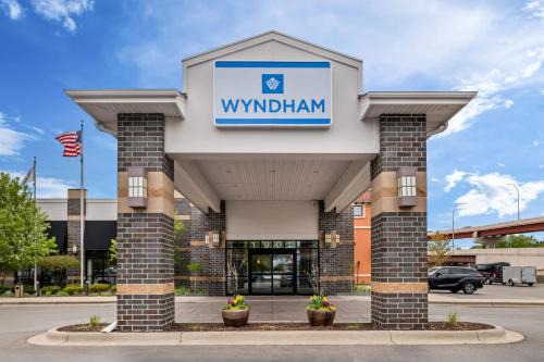 South Loop Hotel | Wyndham Bloomington - Mall of America