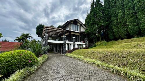 Parongpong Villa | X4 VILLA with pool Villa Istana Bunga by YourHome