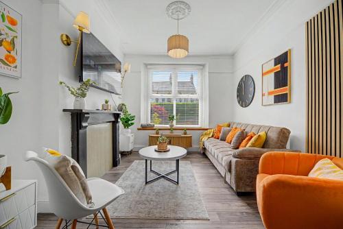 Adamsdown House | Y Ddraig Suite by NextStep Stays, 3 Bed Home - Sleeps 8, Free Parking, Wifi, Central Location