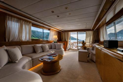 Ortonovo Boat Rental | Yacht Dreams Experience
