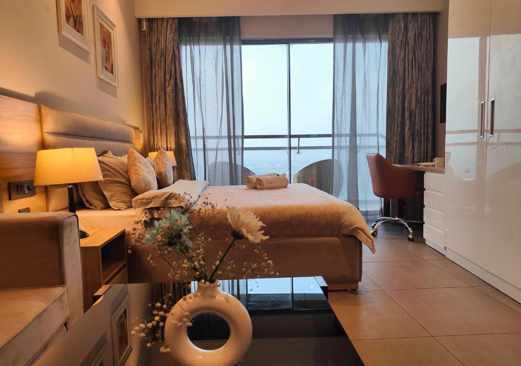 Noida Apartment | Yamuna View Studio Apartments with Pvt Kitchenette, near Indraprastha Apollo and Max Hospital Noida