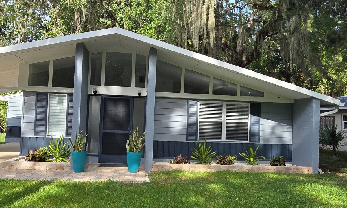 Inglis House | Yankeetown, waterfront, pet friendly, 6 people, floating dock, pool table.