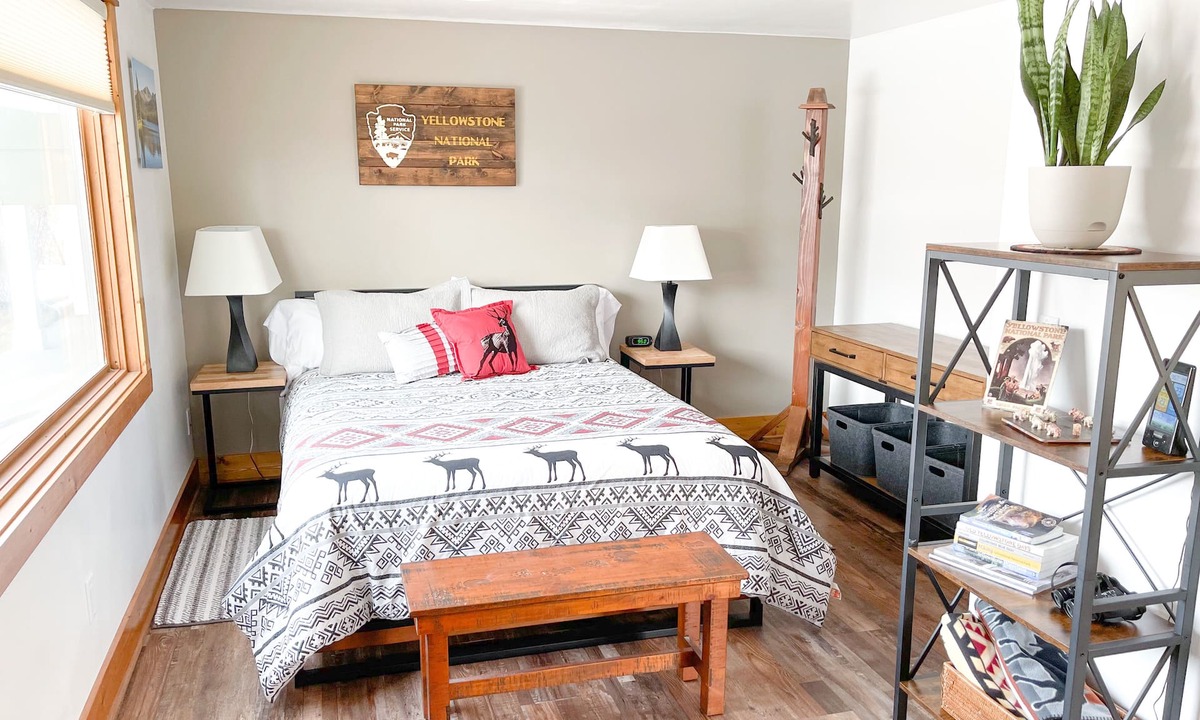 Gardiner Apartment | YEAR ROUND, a Cozy Studio for 2, Overlooking the Historic Yellowstone Arch