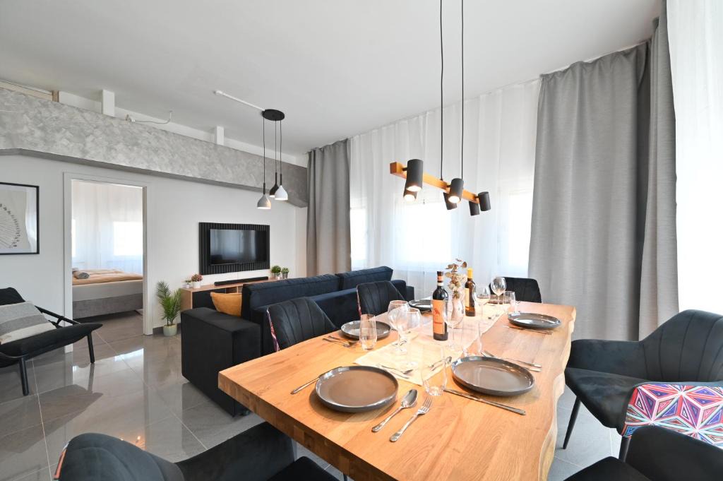 Schafhof Apartment | Yello Homes - Luxus Loft für bis zu 7 Personen nähe Airport & Messe, Tischfußball & Whirlpool