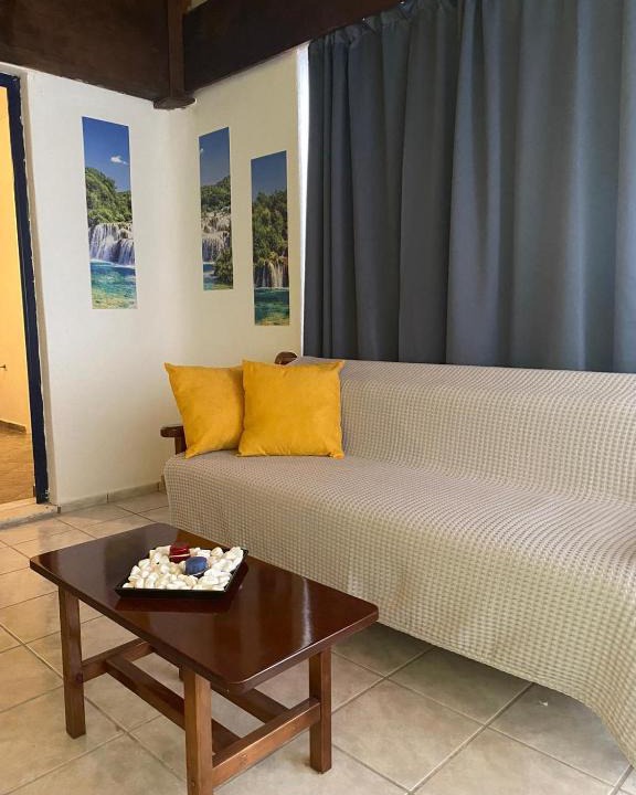 Logaras House | Yellow Beach House