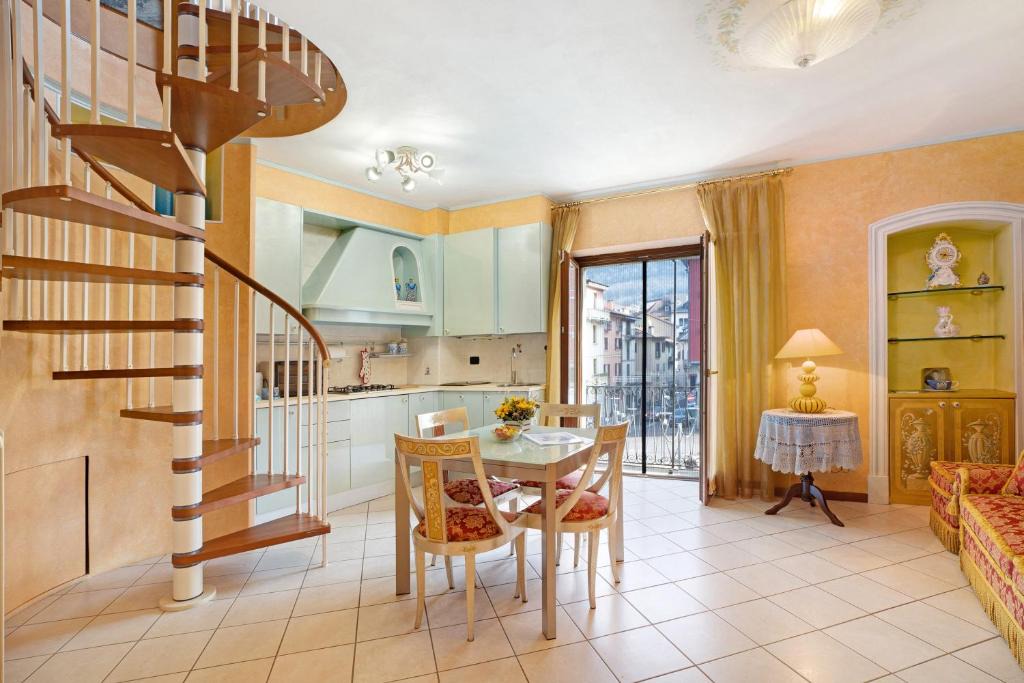 Omegna Apartment | Yellow House