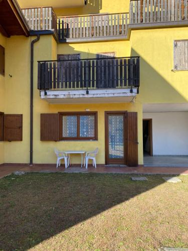Verres Apartment | yellow house