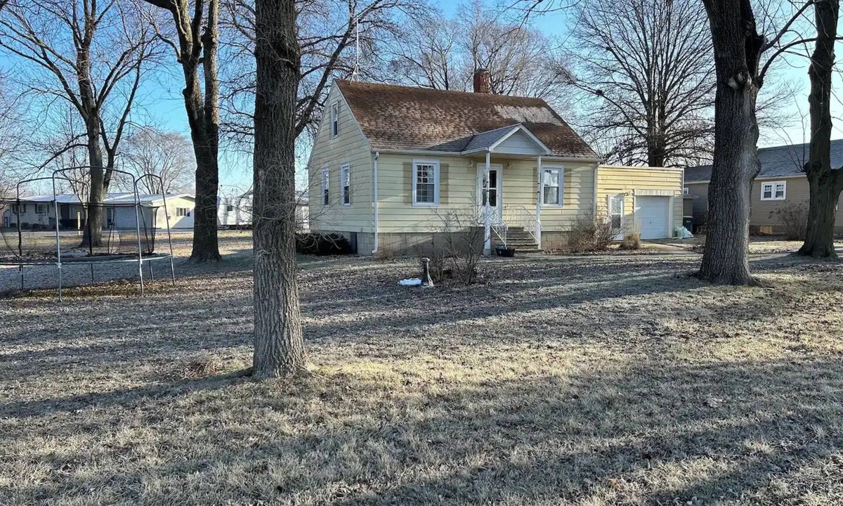 Coal City House | Yellow house near the railroad tracks in Coal City